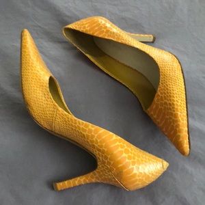 Nine West yellow snakeskin pumps